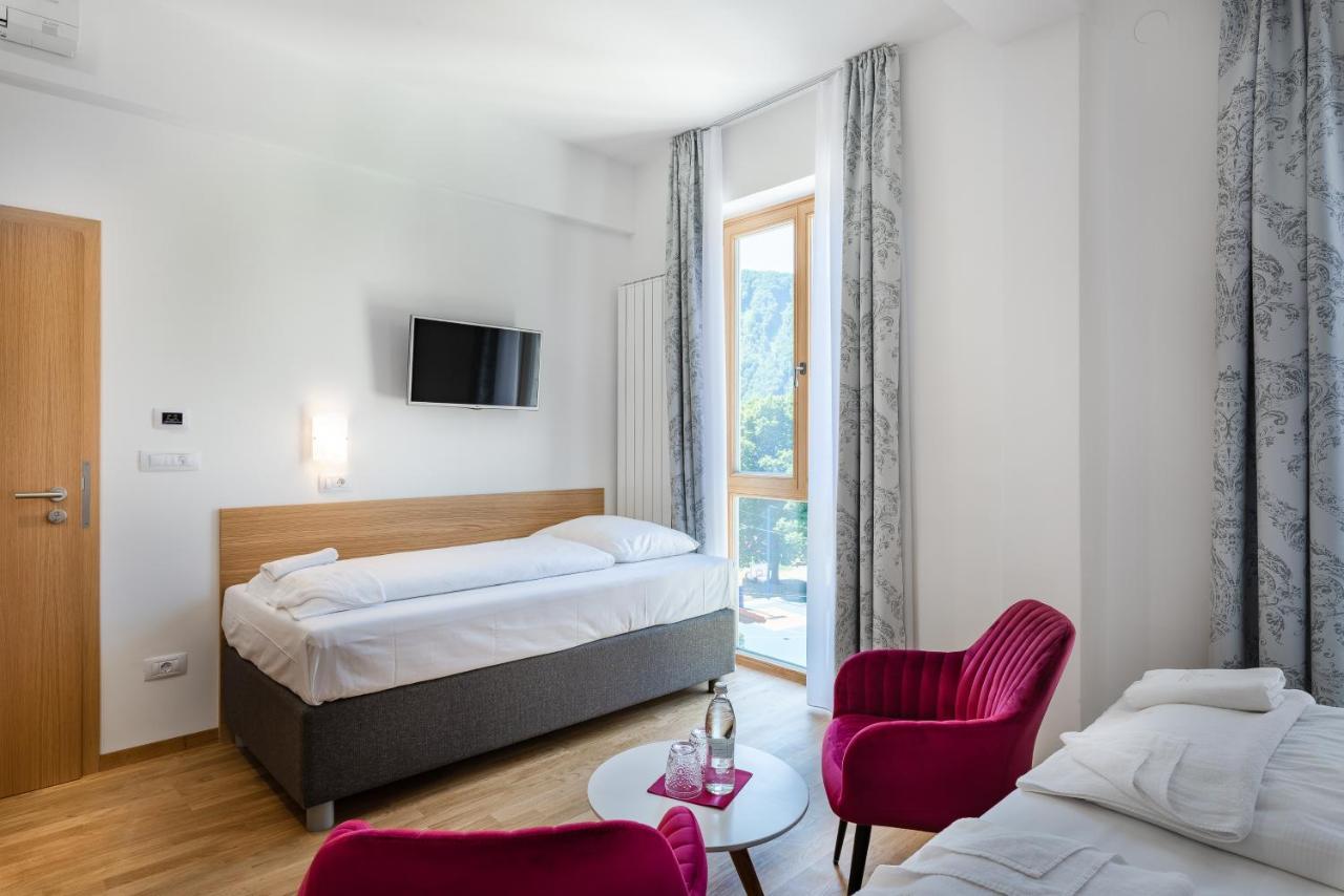 Hotel Dvorec Tolmin Buitenkant foto