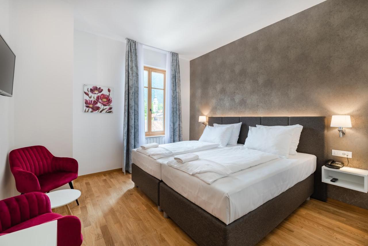 Hotel Dvorec Tolmin Buitenkant foto