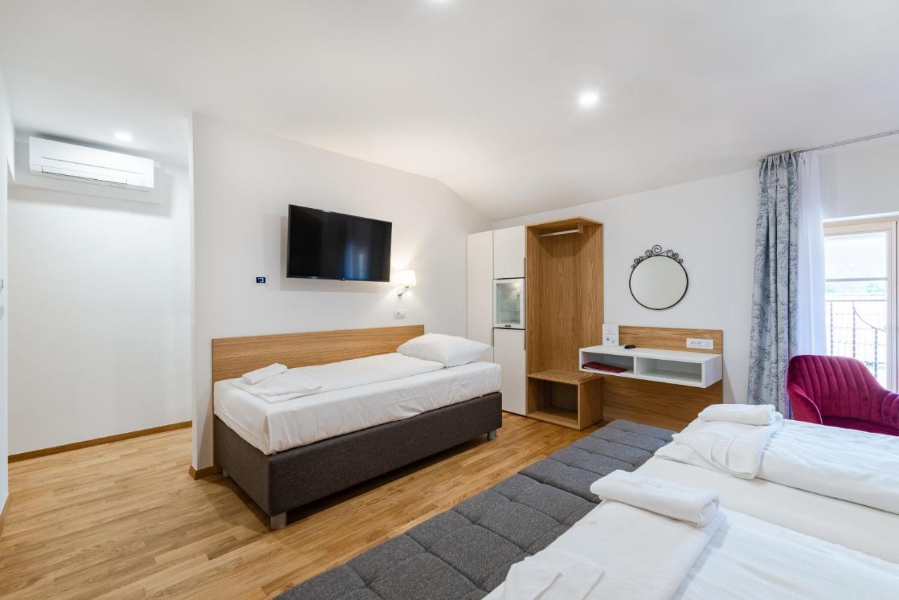 Hotel Dvorec Tolmin Buitenkant foto