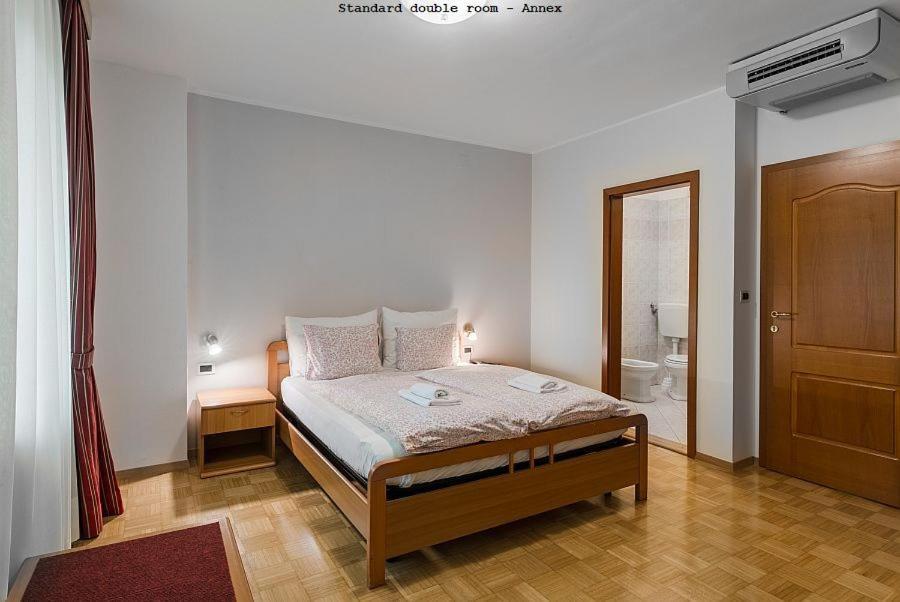 Hotel Dvorec Tolmin Buitenkant foto