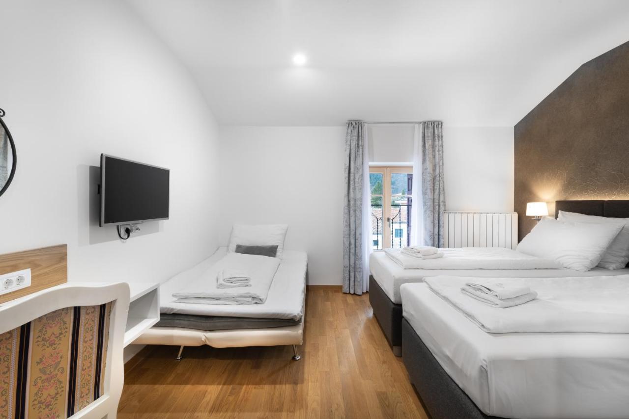 Hotel Dvorec Tolmin Buitenkant foto