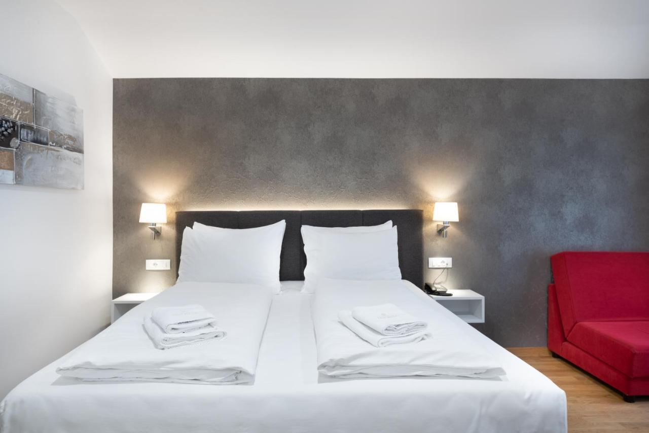 Hotel Dvorec Tolmin Buitenkant foto