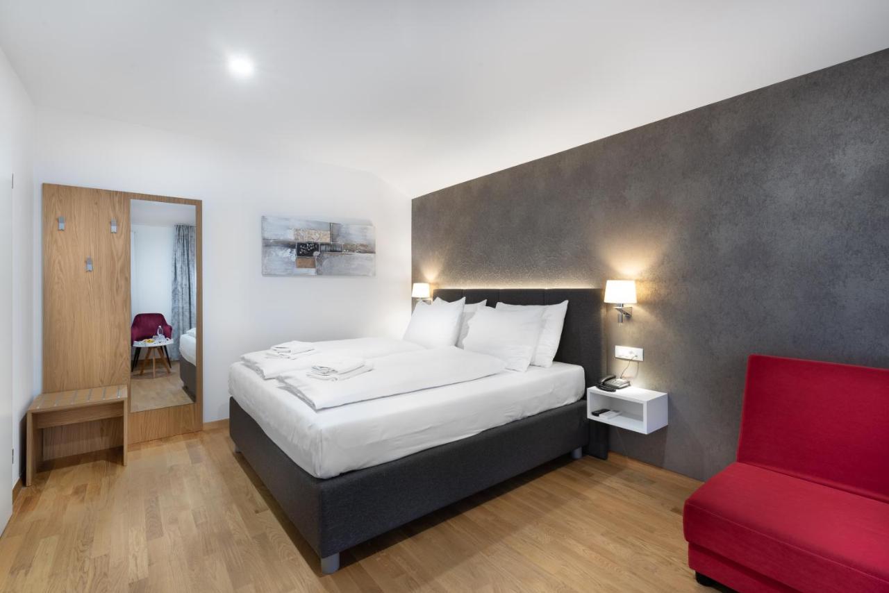 Hotel Dvorec Tolmin Buitenkant foto
