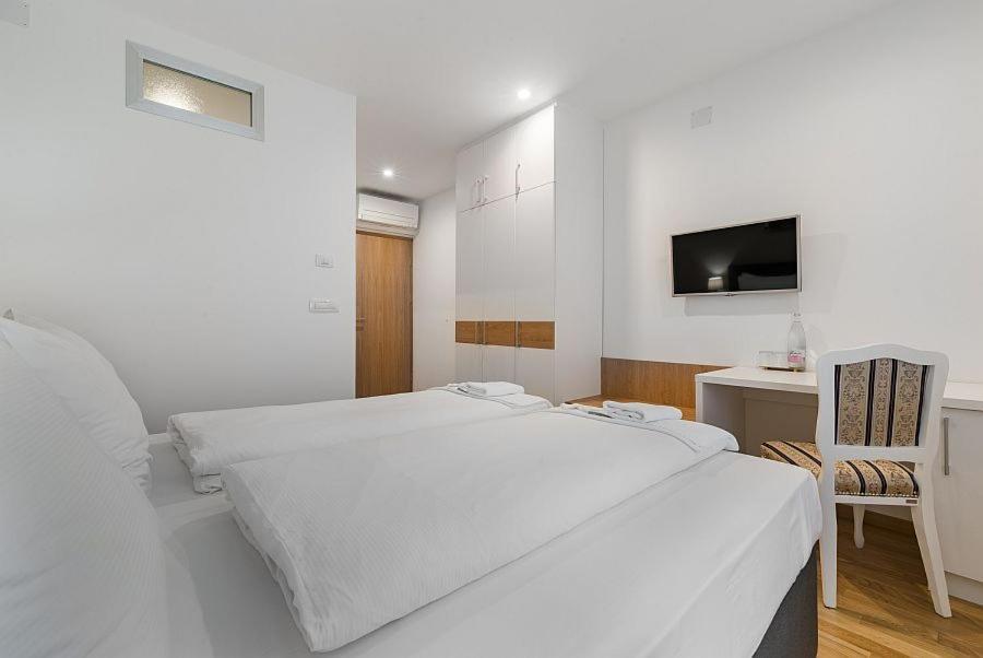 Hotel Dvorec Tolmin Buitenkant foto