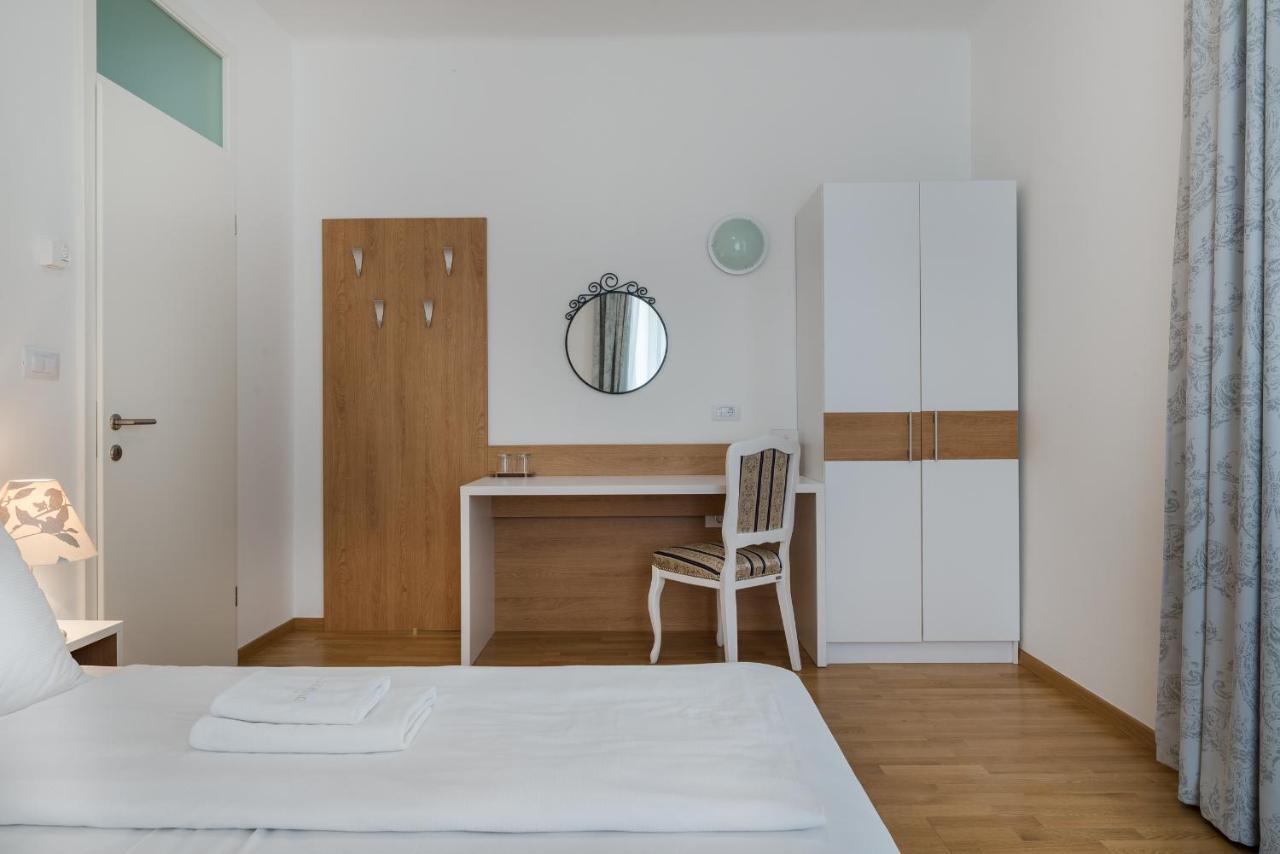 Hotel Dvorec Tolmin Buitenkant foto