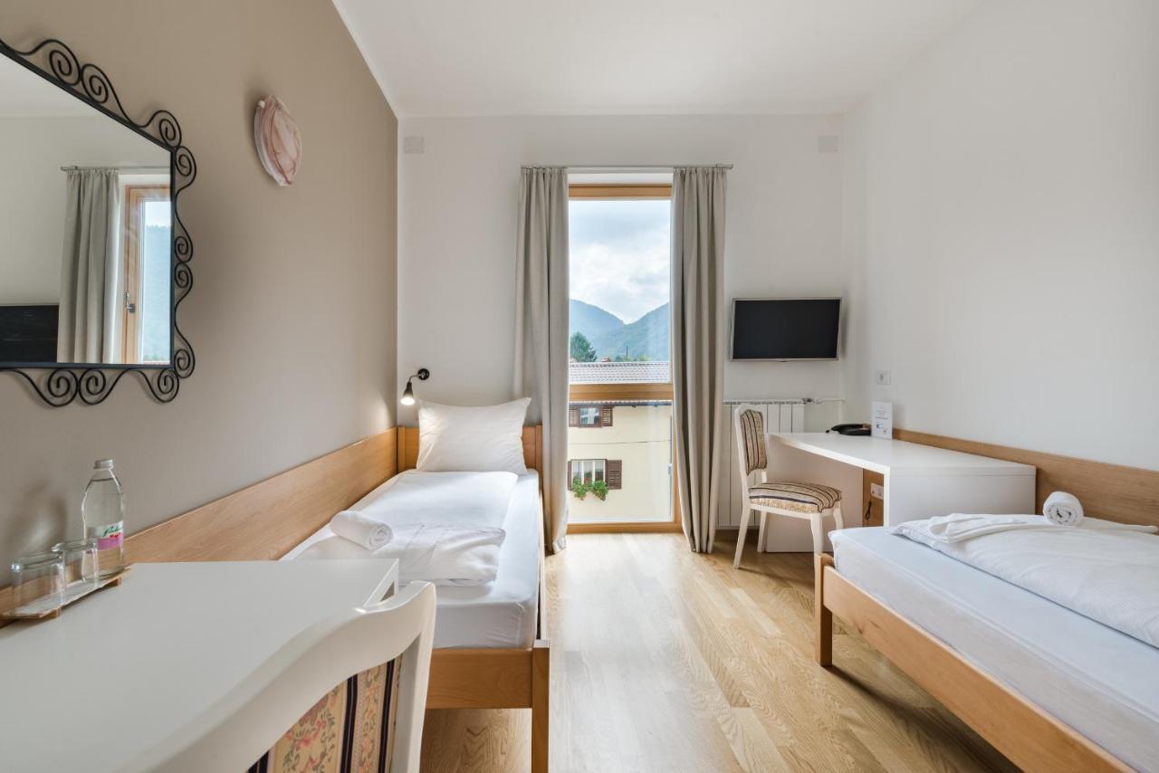 Hotel Dvorec Tolmin Buitenkant foto