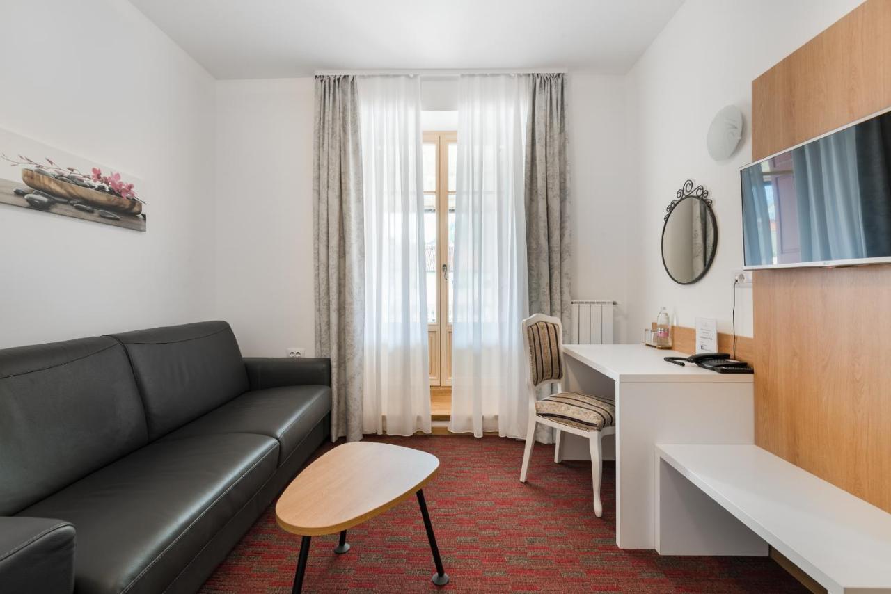 Hotel Dvorec Tolmin Buitenkant foto