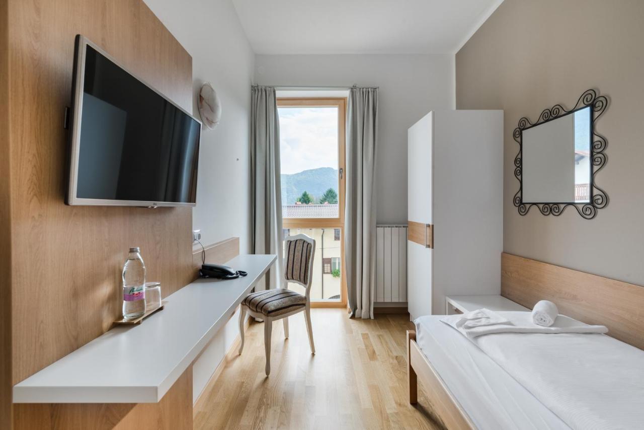 Hotel Dvorec Tolmin Buitenkant foto