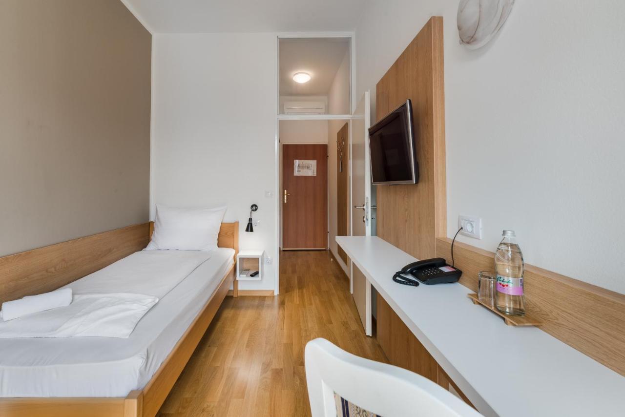 Hotel Dvorec Tolmin Buitenkant foto