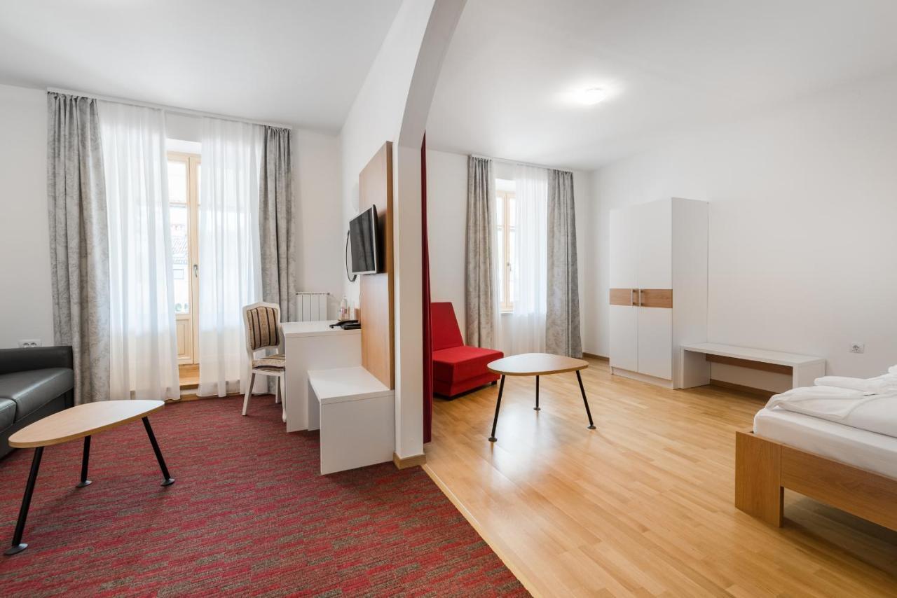 Hotel Dvorec Tolmin Buitenkant foto
